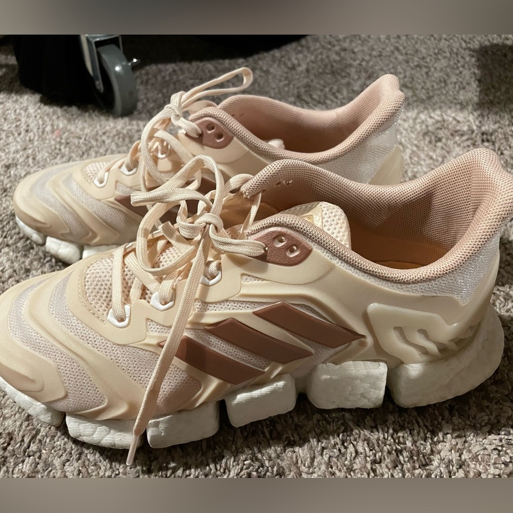 Limited addition neutral Adidas Climacool Vento Rose Gold Woman’s Sz 7.5